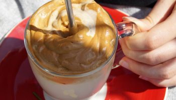 Dalgona coffee - miks see pilvepehme kohv on aastakümneid populaarne ja nüüd Instagramis taas hullust tekitab