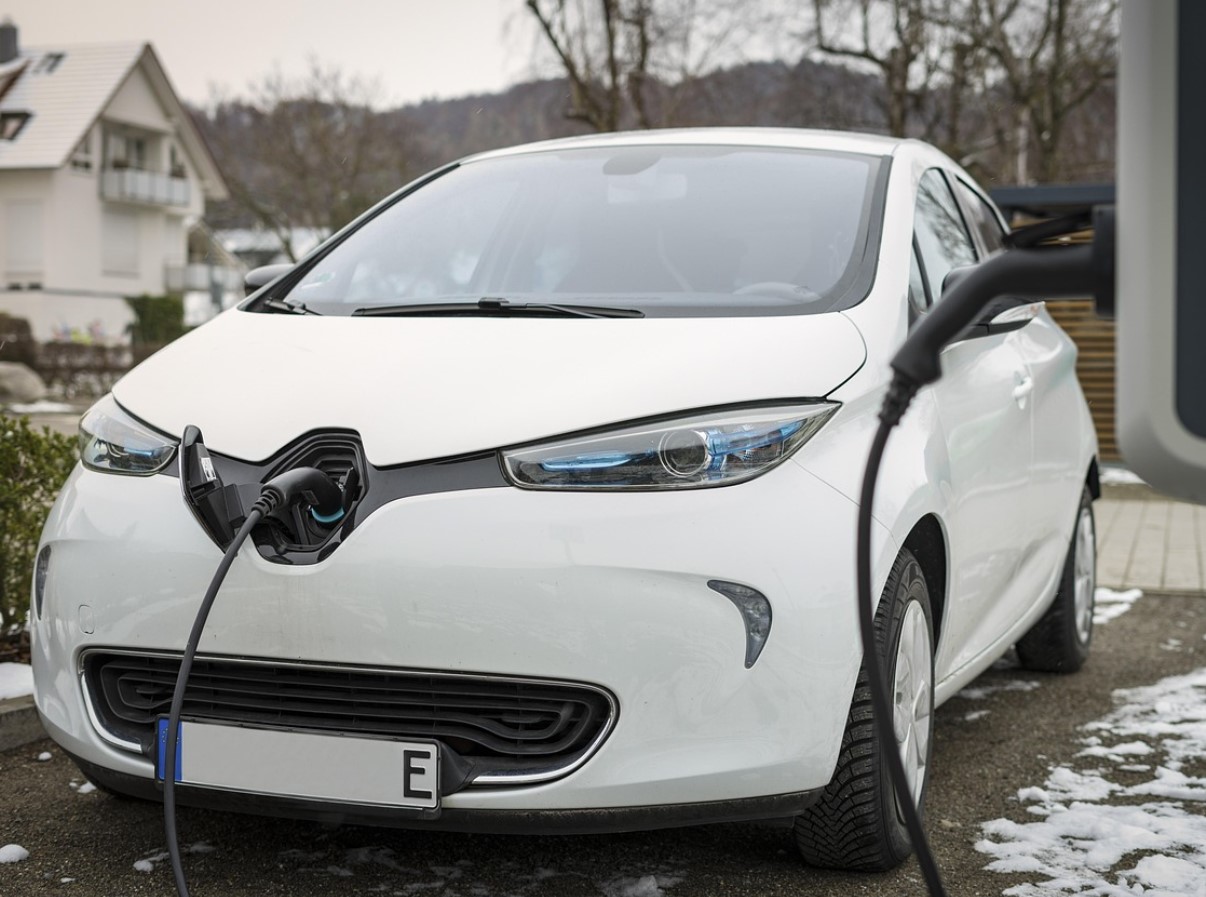 Kas sa tead, mis tegelikult juhtub, kui elektriauto aku teel tühjaks saab - ja kuidas see olukord rahulikult lahendada, ilma et su süda rütmist välja hüppaks?