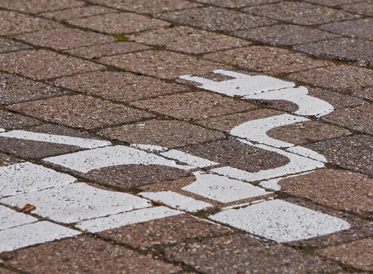 Kas sa tead, mis tegelikult juhtub, kui elektriauto aku teel tühjaks saab - ja kuidas see olukord rahulikult lahendada, ilma et su süda rütmist välja hüppaks?