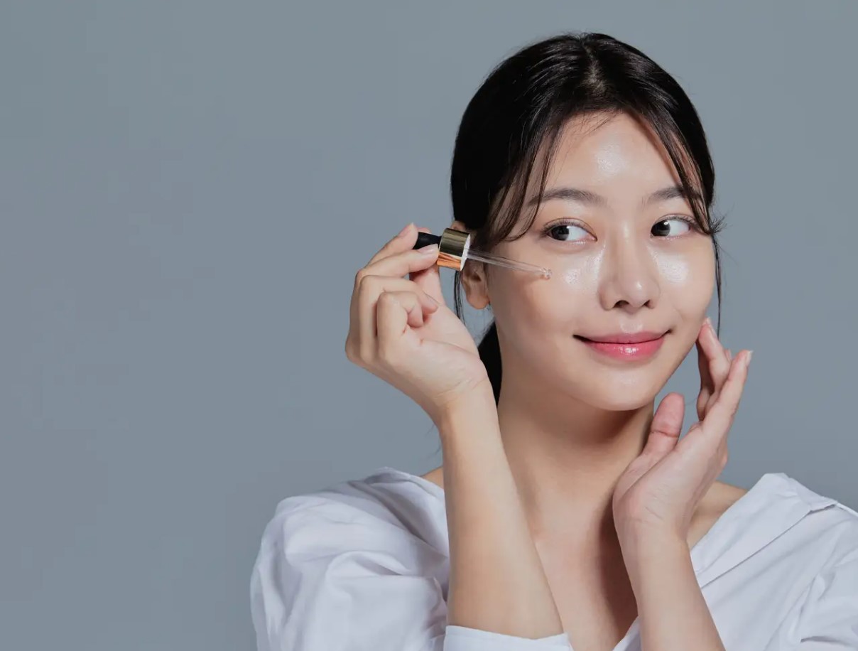 K-beauty saladused avalikustatud! Siin on 10 sammu, mis võivad muuta sinu naha tõeliselt heledaks ja niisutatuks