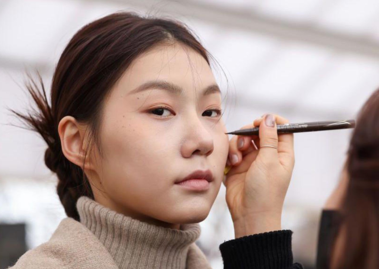 K-beauty saladused avalikustatud! Siin on 10 sammu, mis võivad muuta sinu naha tõeliselt heledaks ja niisutatuks