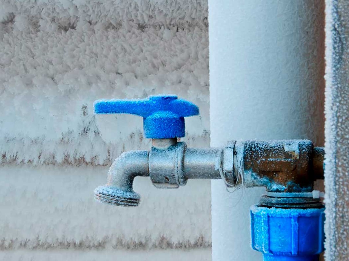 Külmunud torud talvel? Kuidas toime tulla ilma kodust katastroofi tekitamata