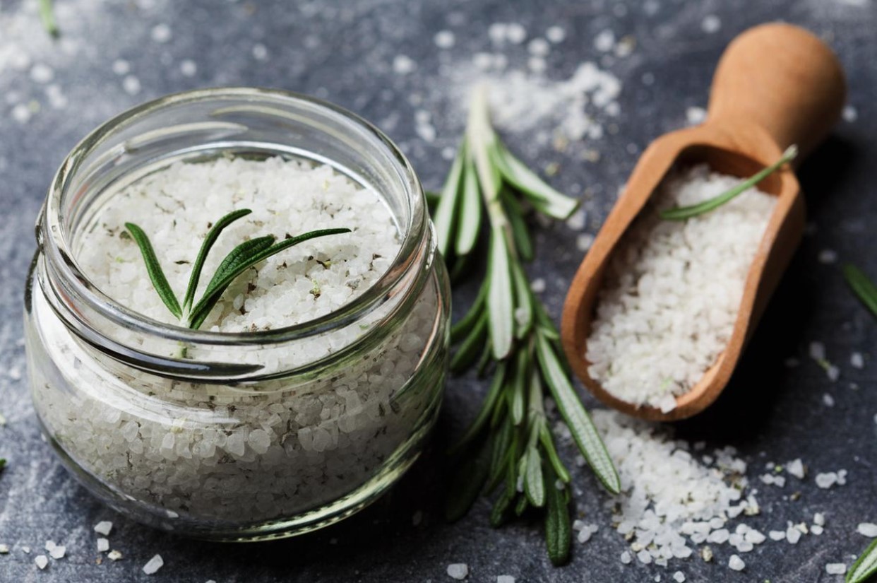 Rosmariin ja jäme sool: miks peaksite neid koos purgis toas hoidma