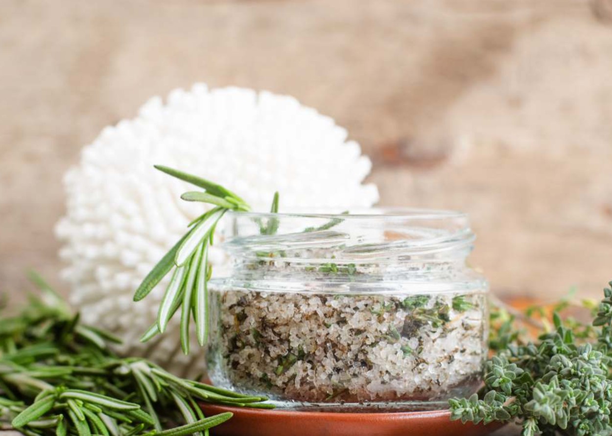 Rosmariin ja jäme sool: miks peaksite neid koos purgis toas hoidma