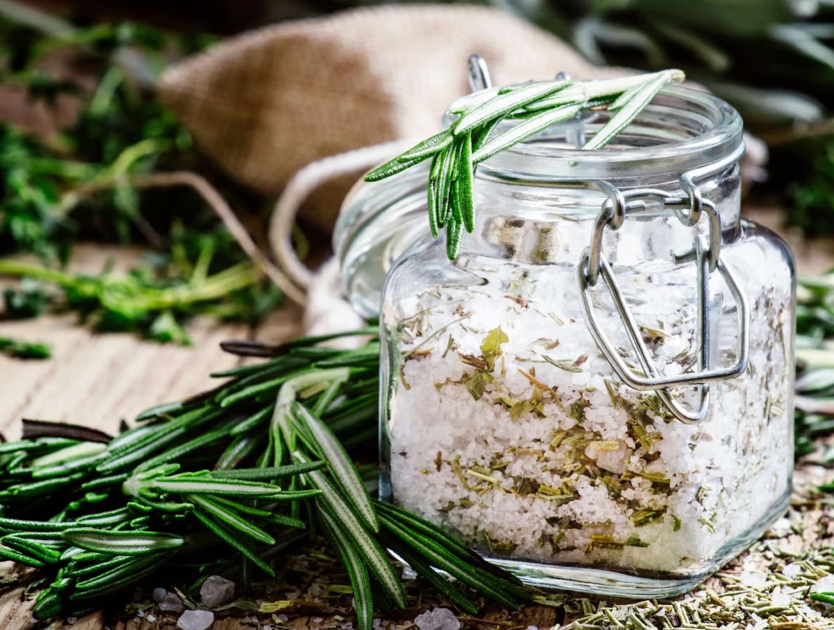 Rosmariin ja jäme sool: miks peaksite neid koos purgis toas hoidma