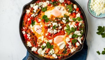 Šakšuka fetajuustuga: üks pann ja kolm einet, mida pead kohe proovima