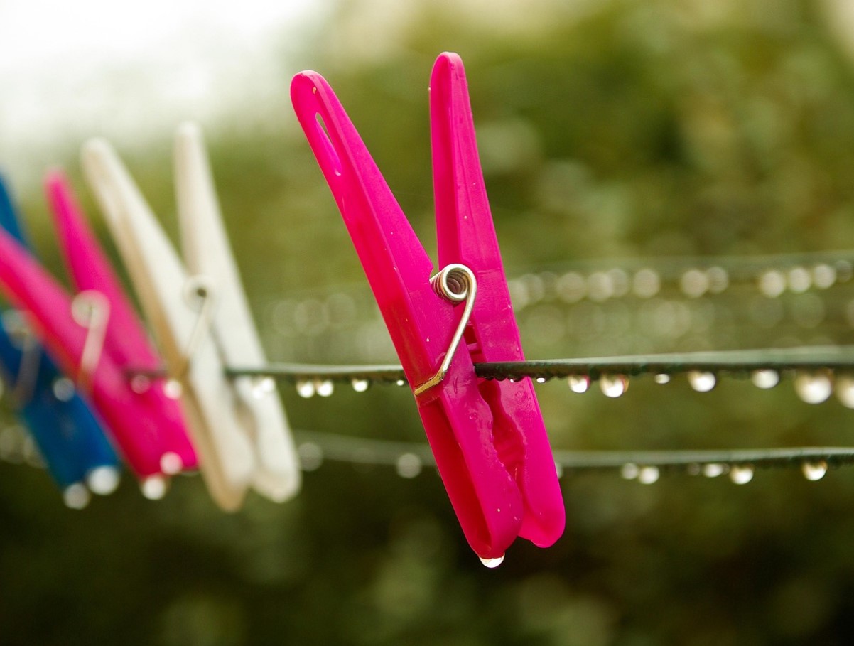 See üks tavaline riideklamber võib muuta su kodu lõhna paremaks kui kallid värskendajad - lihtne nipp, mille igaüks võib proovida