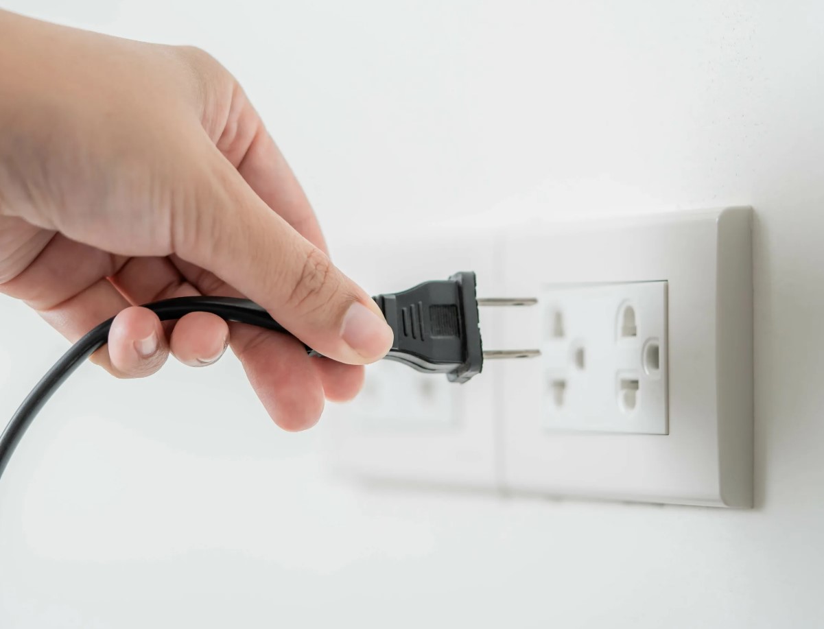 Kas üks nipp pistikust lahti ühendamiseks võib vähendada sinu elektriarvet rohkem, kui arvad?