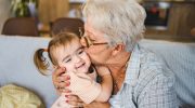 Kas vanaemad ja vanaisad on lapsekasvatuses abiks või takistuseks? See lugu võib su pereelu päriselt muuta
