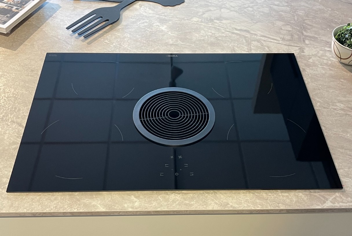 Kas induktsioonpliit ilma õhueemalduseta on mõeldud ainult minimalistidele või võib see sinu köögis päriselt probleeme tekitada?