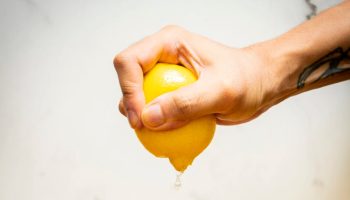 See lihtne kööginipp aitab sul sitruunast saada kogu mehu välja vaid lusikaga - proovi juba täna!