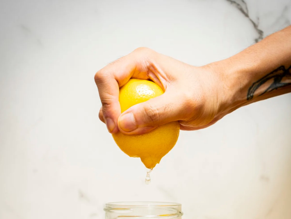 See lihtne kööginipp aitab sul sitruunast saada kogu mehu välja vaid lusikaga - proovi juba täna!