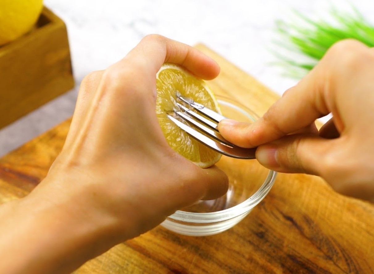 See lihtne kööginipp aitab sul sitruunast saada kogu mehu välja vaid lusikaga - proovi juba täna!