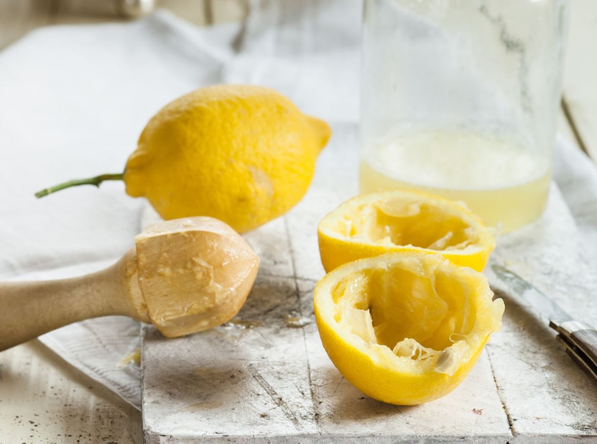 See lihtne kööginipp aitab sul sitruunast saada kogu mehu välja vaid lusikaga - proovi juba täna!