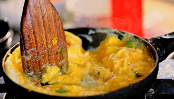 Omlett, mis sulab suus: kuidas teha munadest veelgi pehmem ja kohevam hommikusöök