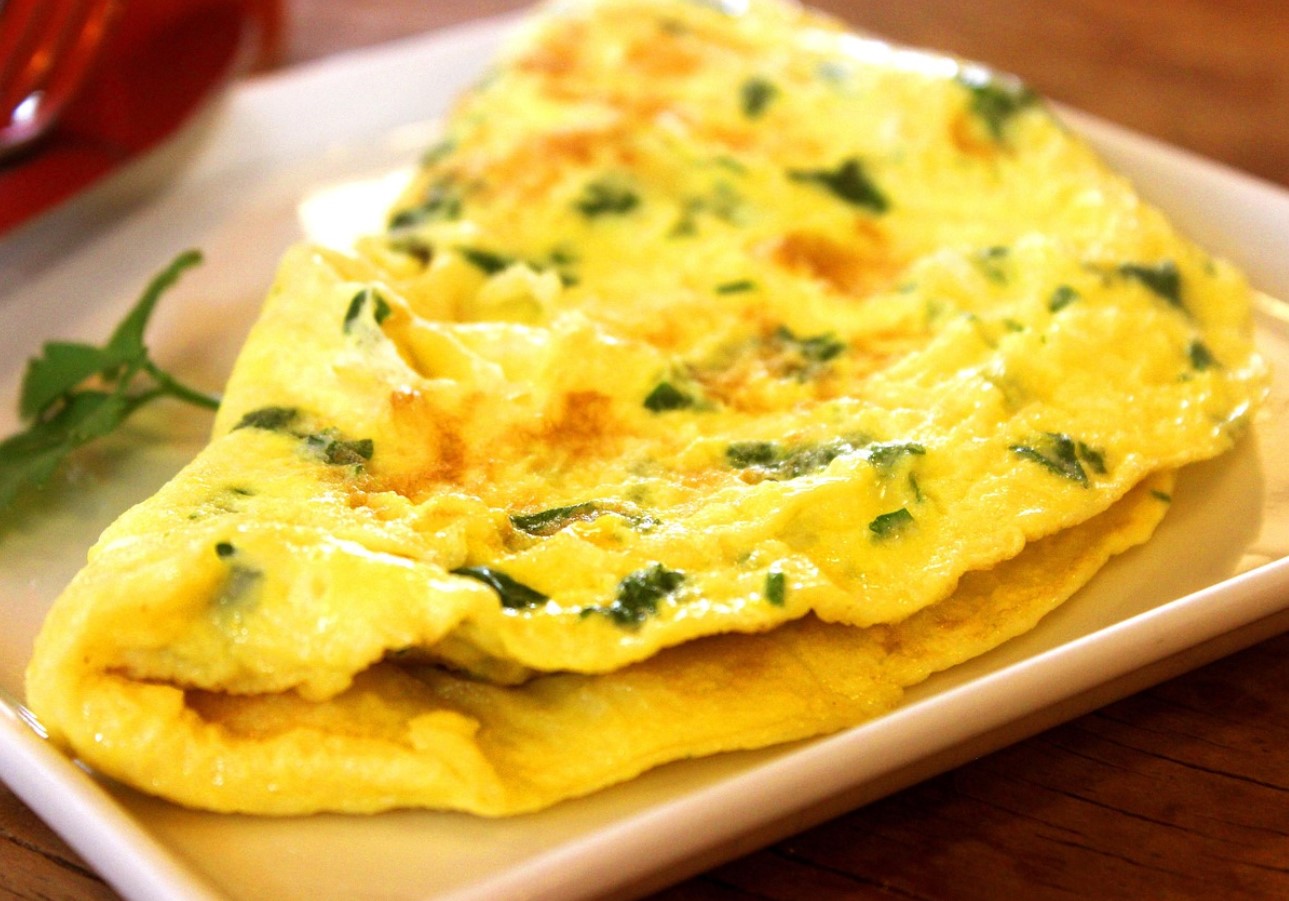 Omlett, mis sulab suus: kuidas teha munadest veelgi pehmem ja kohevam hommikusöök