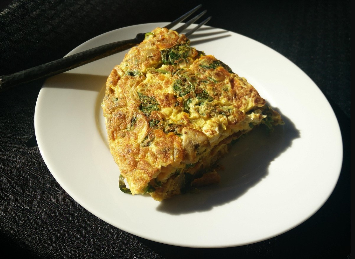 Omlett, mis sulab suus: kuidas teha munadest veelgi pehmem ja kohevam hommikusöök