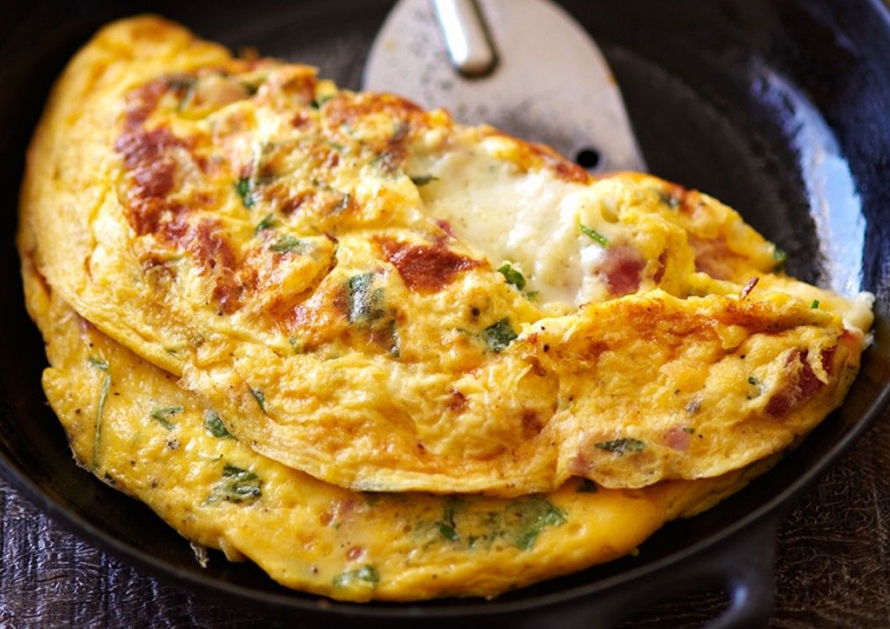 Omlett, mis sulab suus: kuidas teha munadest veelgi pehmem ja kohevam hommikusöök