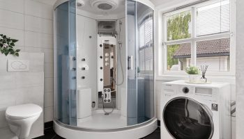 Kas käid duši all samal ajal, kui pesumasin töötab? Ekspert hoiatab, miks see pole hea mõte