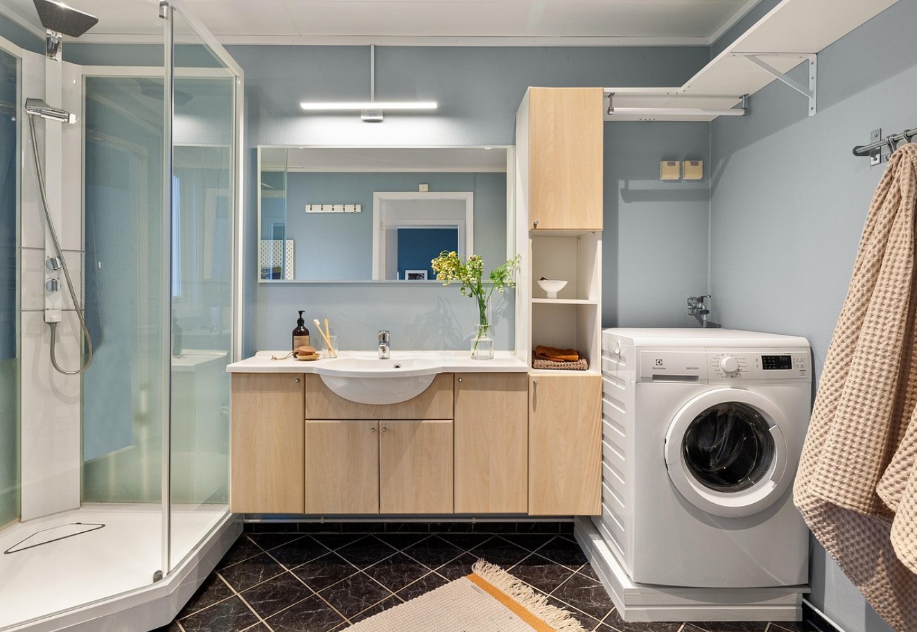 Kas käid duši all samal ajal, kui pesumasin töötab? Ekspert hoiatab, miks see pole hea mõte