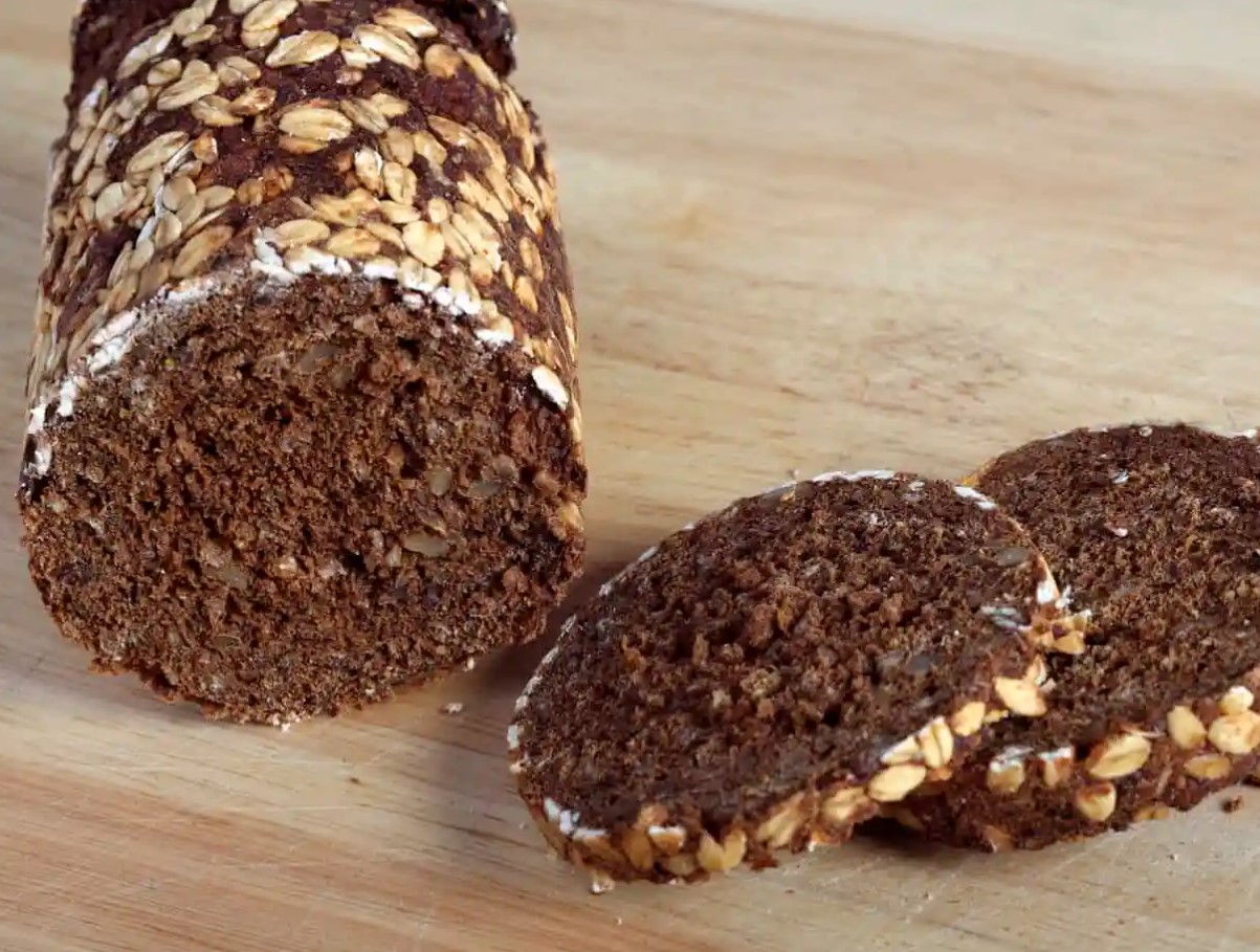 See tume pumpernikli leib võib sinu hommikusöögi muuta tervislikuks ja vastupandamatuks - kuidas seda kodus küpsetada ja miks ta nii eriline on
