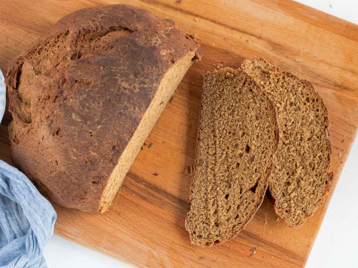 See tume pumpernikli leib võib sinu hommikusöögi muuta tervislikuks ja vastupandamatuks - kuidas seda kodus küpsetada ja miks ta nii eriline on