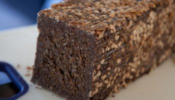 See tume pumpernikli leib võib sinu hommikusöögi muuta tervislikuks ja vastupandamatuks - kuidas seda kodus küpsetada ja miks ta nii eriline on