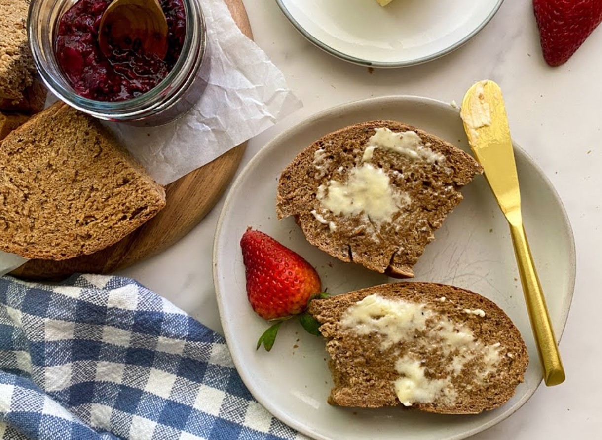 See tume pumpernikli leib võib sinu hommikusöögi muuta tervislikuks ja vastupandamatuks - kuidas seda kodus küpsetada ja miks ta nii eriline on