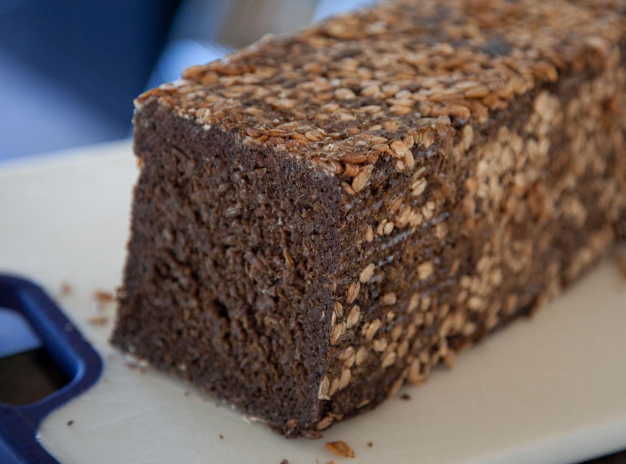 See tume pumpernikli leib võib sinu hommikusöögi muuta tervislikuks ja vastupandamatuks - kuidas seda kodus küpsetada ja miks ta nii eriline on