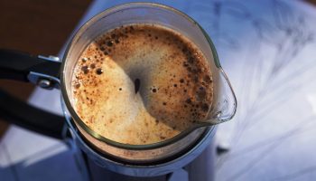 Prantsuse press või tilkkohv: milline on parem hommikune rutiin?